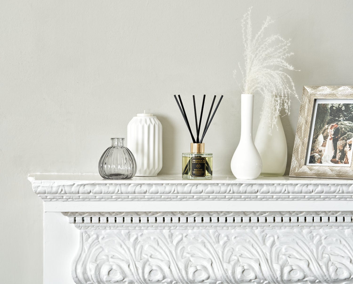 Our Revive reed diffuser is a fresh and uplifting scent, suitable for all living areas of your home. Elegantly presented and beautifully scented with our signature uplifting citrus fragrance. Lemongrass, Grapefruit & Basil essential oils will freshen your home and look beautiful. Handmade by Imogen's Luxuries in Berkshire, England