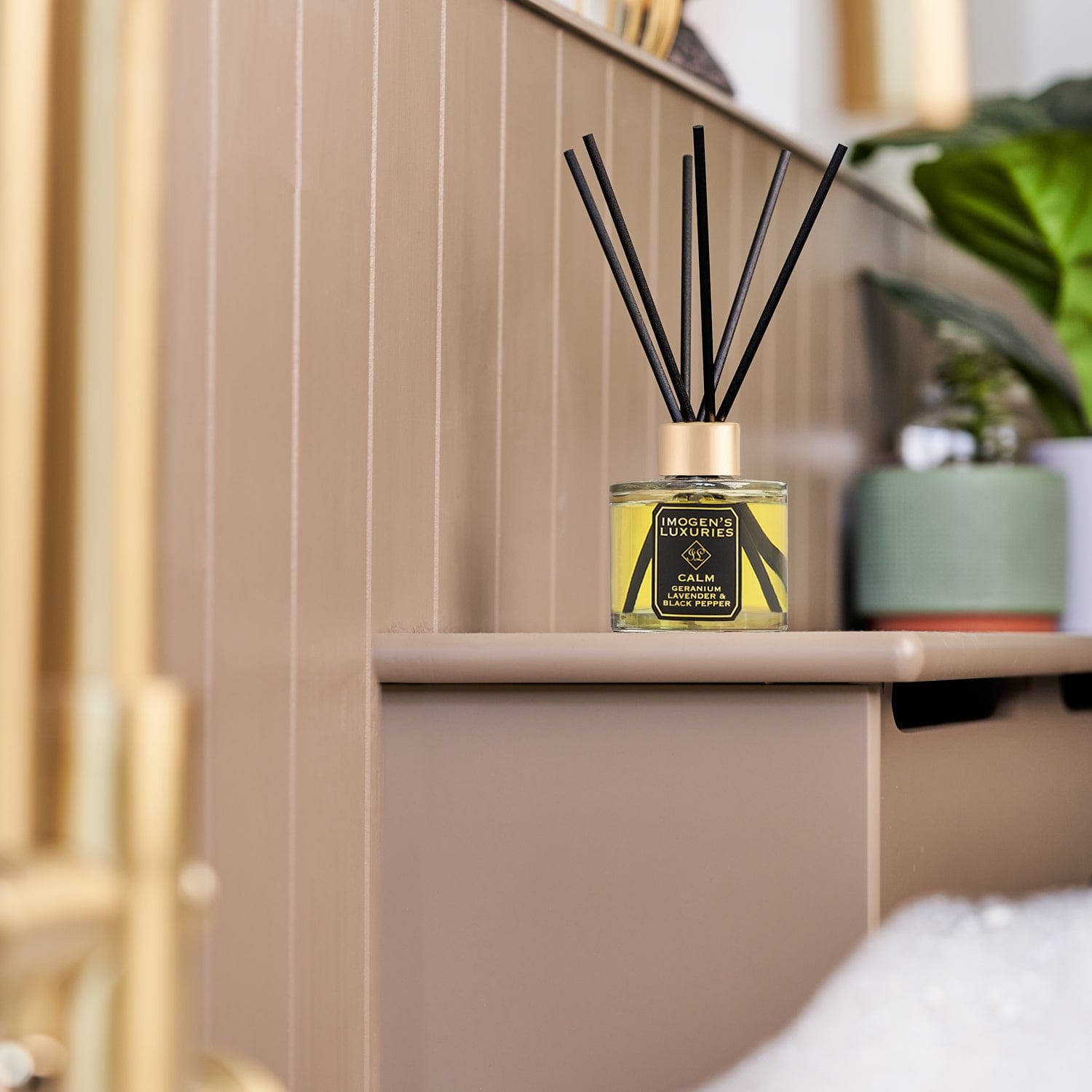 Calm 100ml reed diffuser is perfect to enhance your bathroom space and turn it into your scented sanctuary.  Our signature blend of Geranium, Lavender and Black Pepper essential oils will remind you of a relaxing spa.  Focusing on your sensory needs in your home helps improve well-being and gives you a natural way to install calm. Handmade in Berkshire England with natural, vegan and cruelty free ingredients. Long lasting, our 100ml diffuser will last between 8-12 weeks.