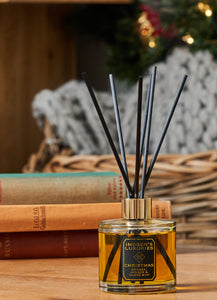 Christmas large 200ml reed diffuser is naturally scented with essential oils. Sweet Orange, Spicy Cinnamon,Clove and Ginger combine to create this wonderfully festive fragrance. Great to put in a living area or a hallway so the delicate Christmas scent wafts around your home. Welcoming, warming and very festive. Handmade by Imogen's Lyxuries, Berkshire, England. Natural, vegan and cruelty free. Lasts minimum 3 months. Refills available
